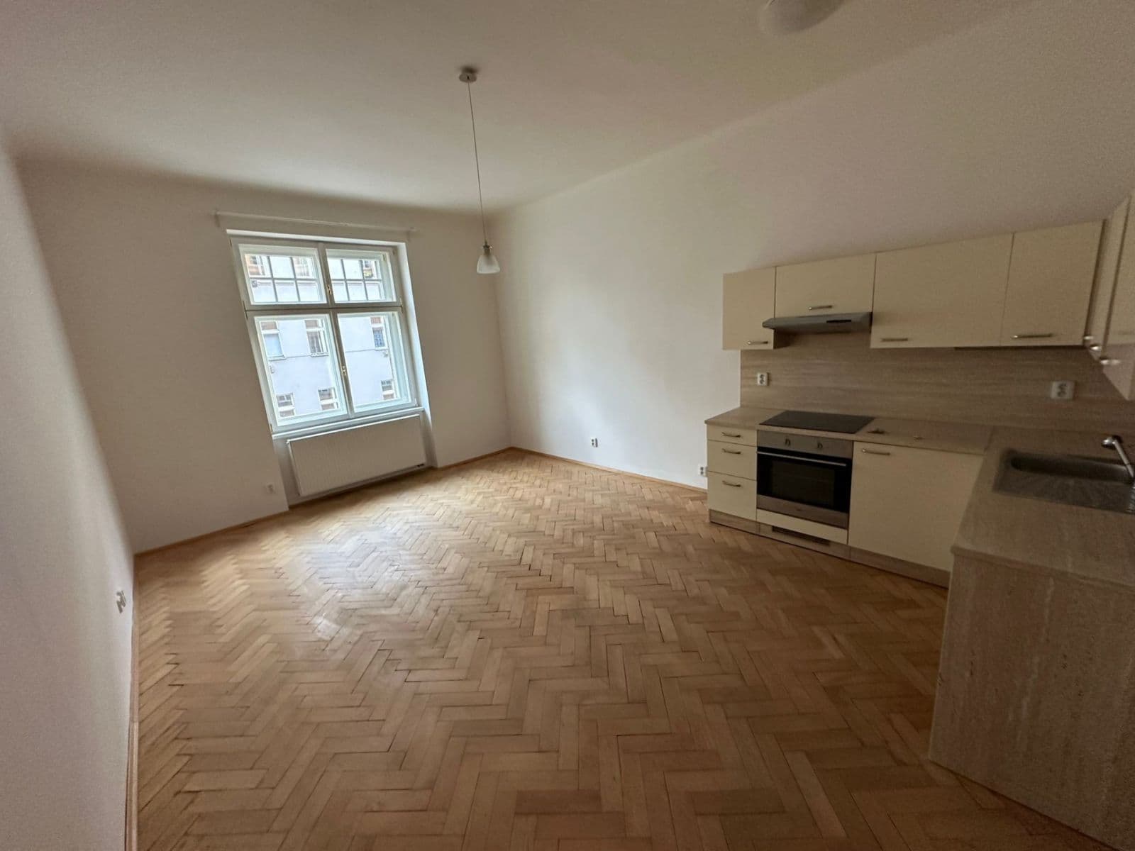 Prenájom bytu 3-izbový 77 m², Kafkova, Praha, Praha Prenájom bytu 3-izbový 77 m², Kafkova, Praha, Praha