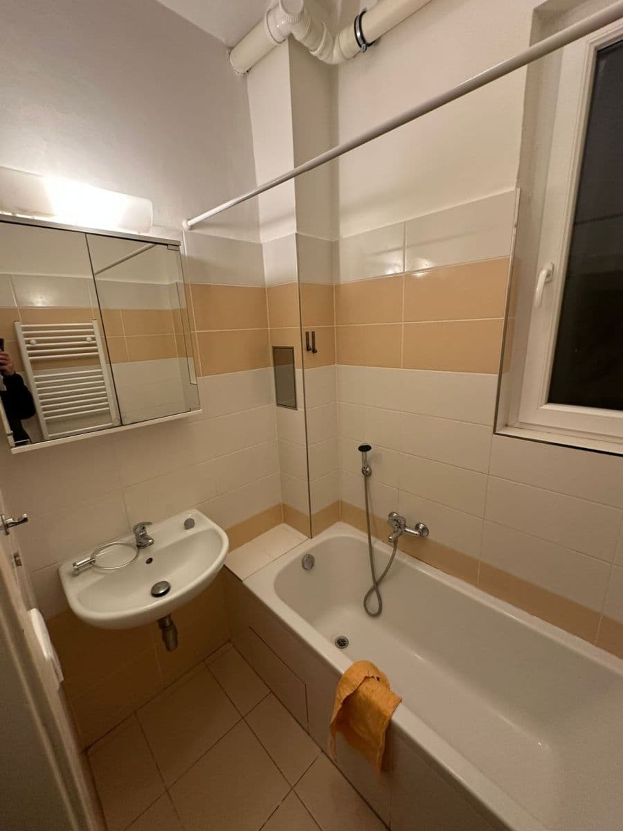 Prenájom bytu 3-izbový 77 m², Kafkova, Praha, Praha Prenájom bytu 3-izbový 77 m², Kafkova, Praha, Praha