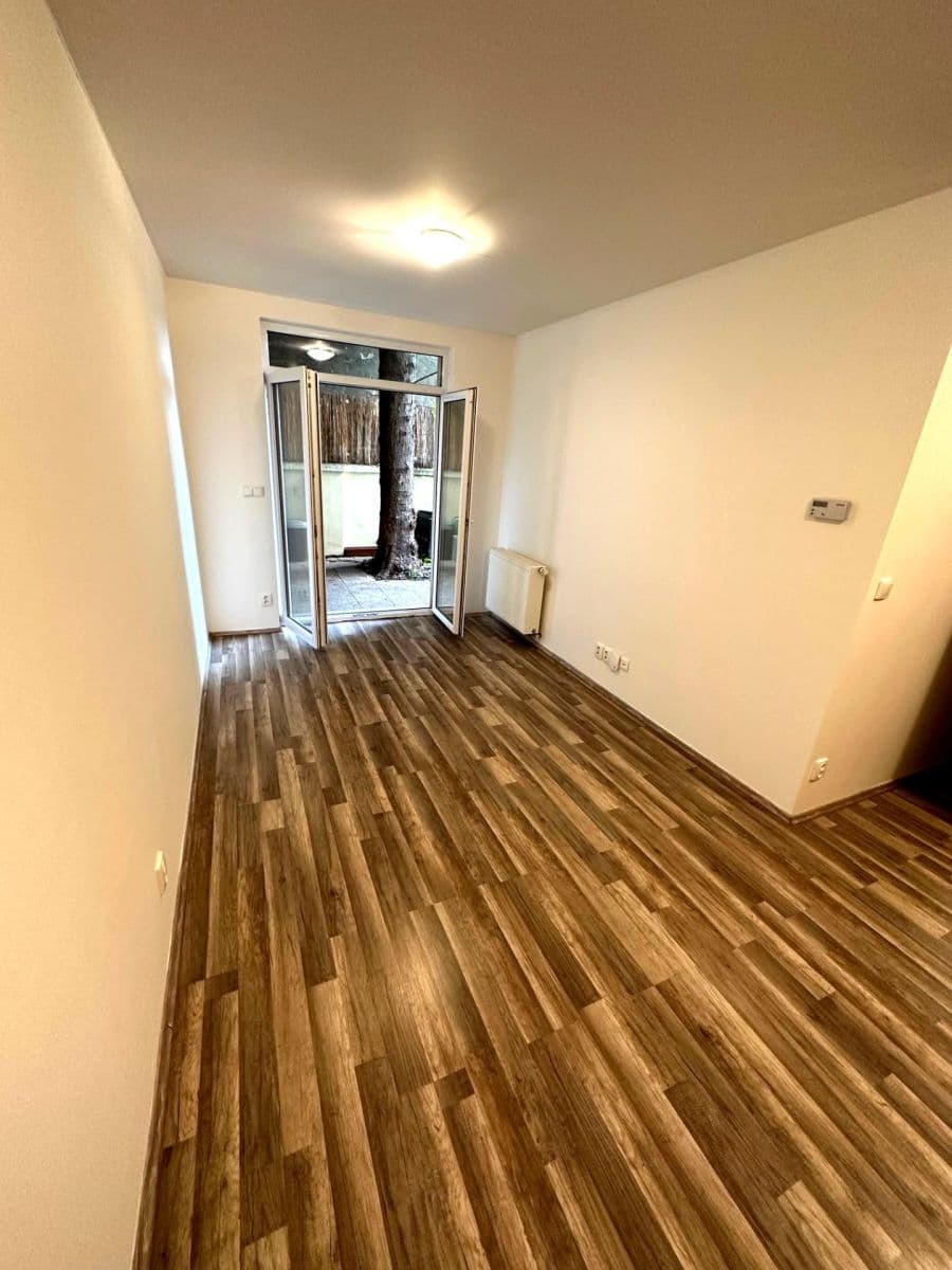 Prenájom bytu 3-izbový 100 m², Čestmírova, Praha, Praha Prenájom bytu 3-izbový 100 m², Čestmírova, Praha, Praha