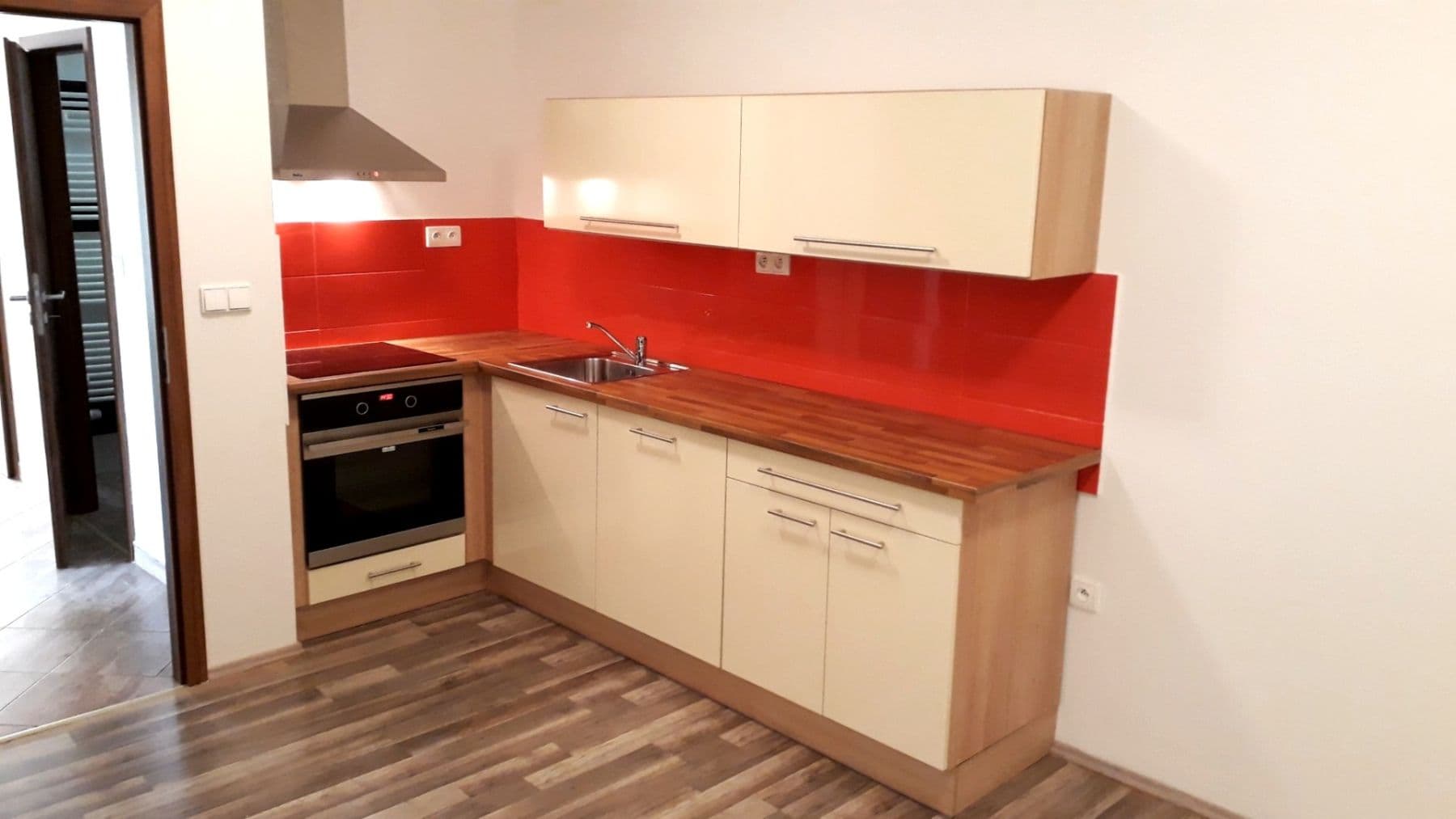 Prenájom bytu 3-izbový 100 m², Čestmírova, Praha, Praha Prenájom bytu 3-izbový 100 m², Čestmírova, Praha, Praha