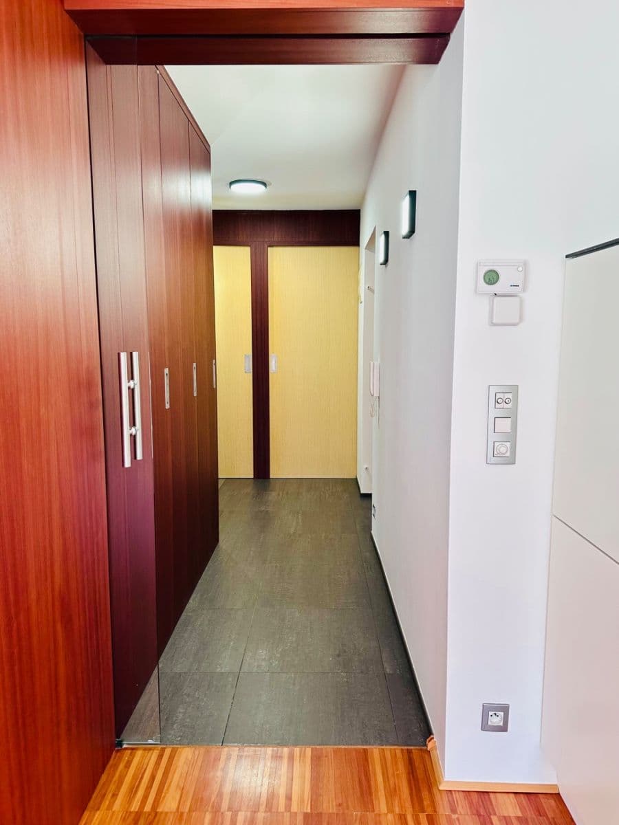 Prenájom bytu 3-izbový 77 m², Pod Hliništěm, Praha, Praha Prenájom bytu 3-izbový 77 m², Pod Hliništěm, Praha, Praha
