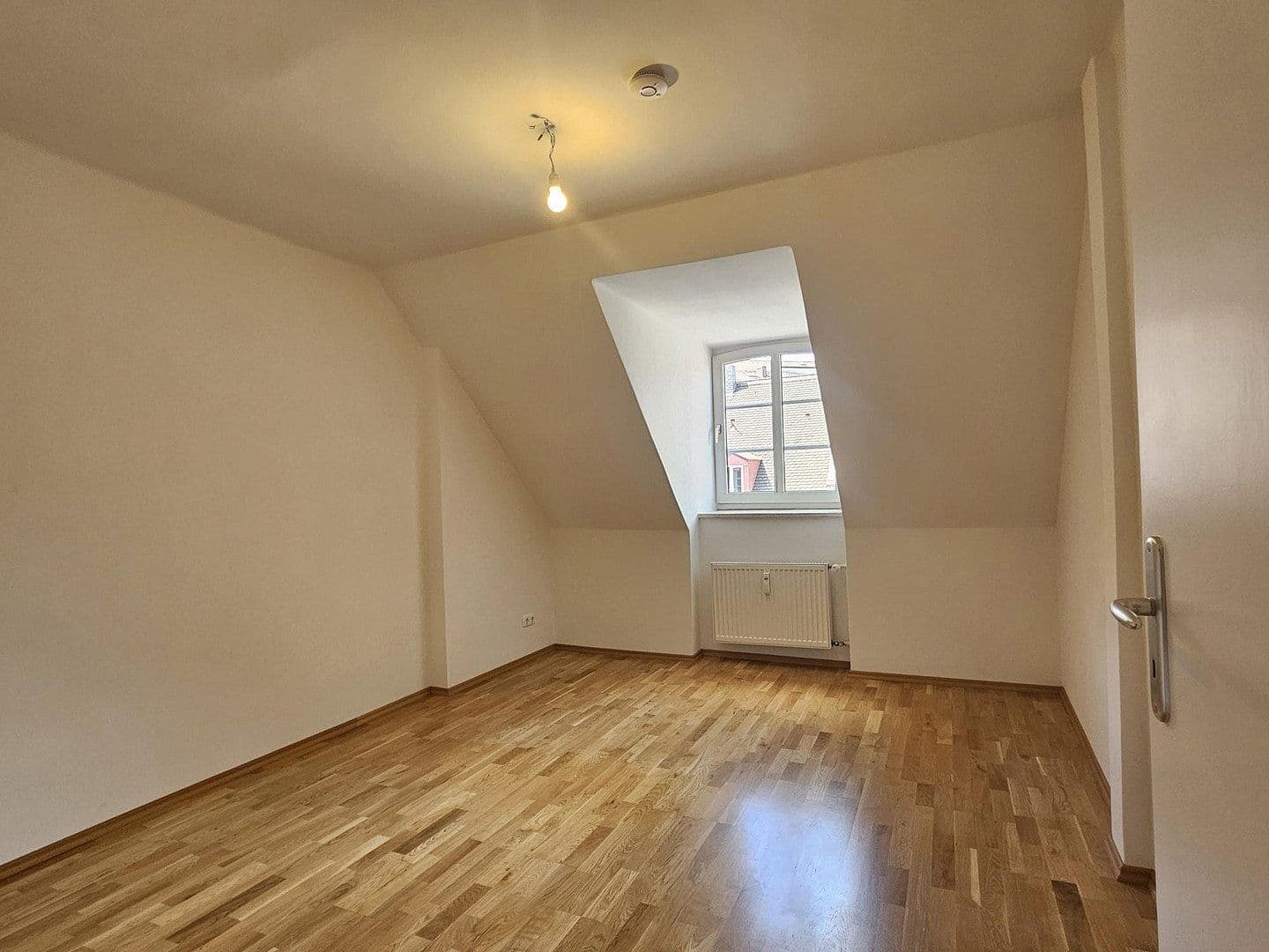 Prenájom bytu 3-izbový 92 m², Kreuzstraße 11, München, Bavorsko Prenájom bytu 3-izbový 92 m², Kreuzstraße 11, München, Bavorsko