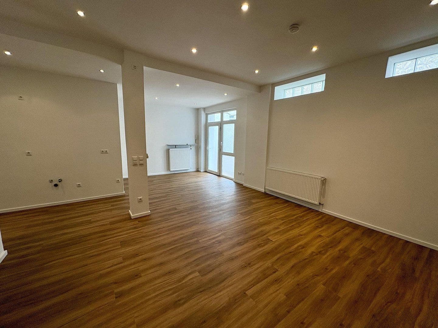Prenájom bytu 1-izbový 45 m², Frankfurt am Main, Hesensko Prenájom bytu 1-izbový 45 m², Frankfurt am Main, Hesensko