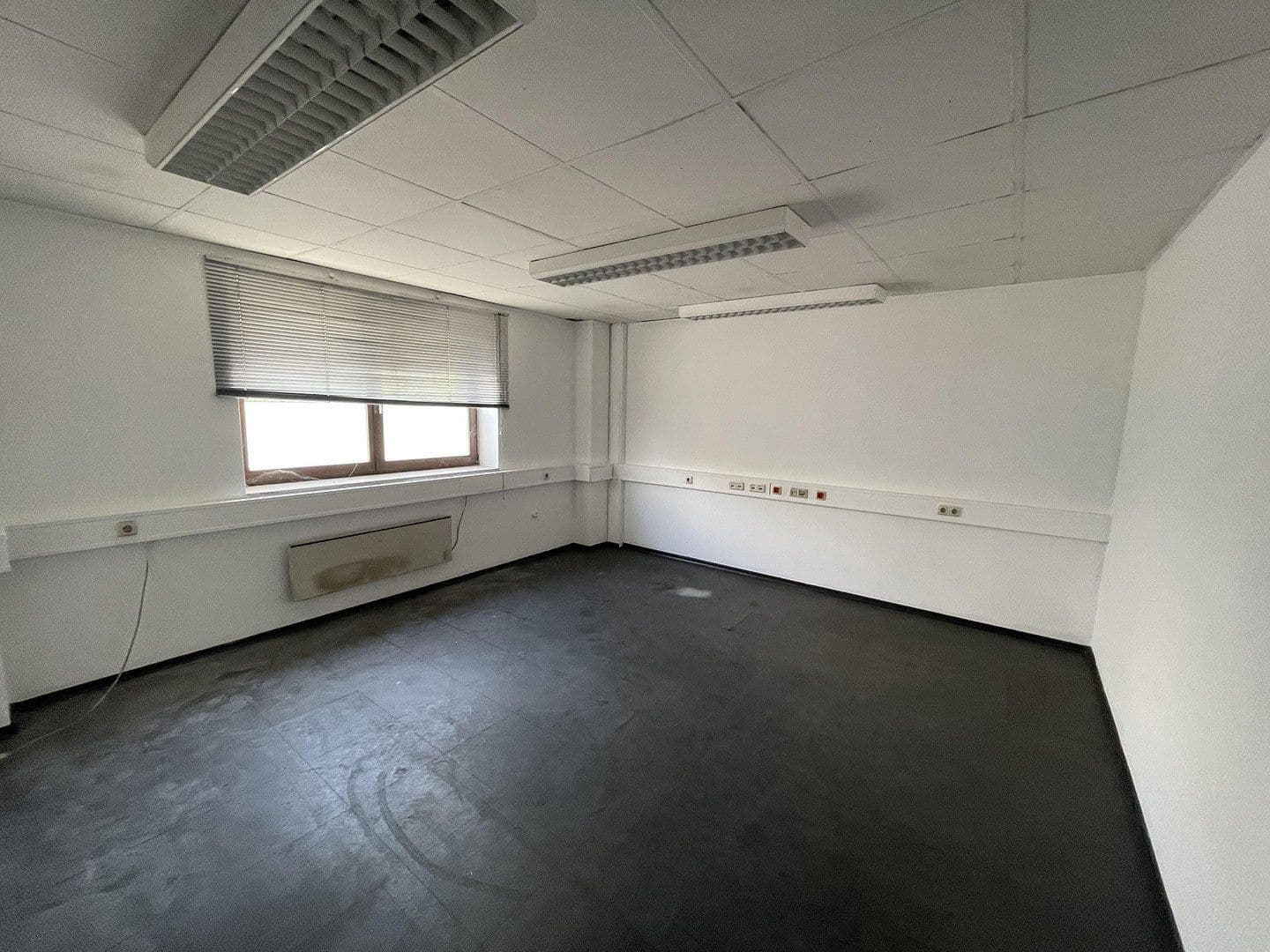 Prenájom nebytového priestoru 5.830 m², Im Gewerbepark 1, Hunderdorf, Bavorsko Prenájom nebytového priestoru 5.830 m², Im Gewerbepark 1, Hunderdorf, Bavorsko
