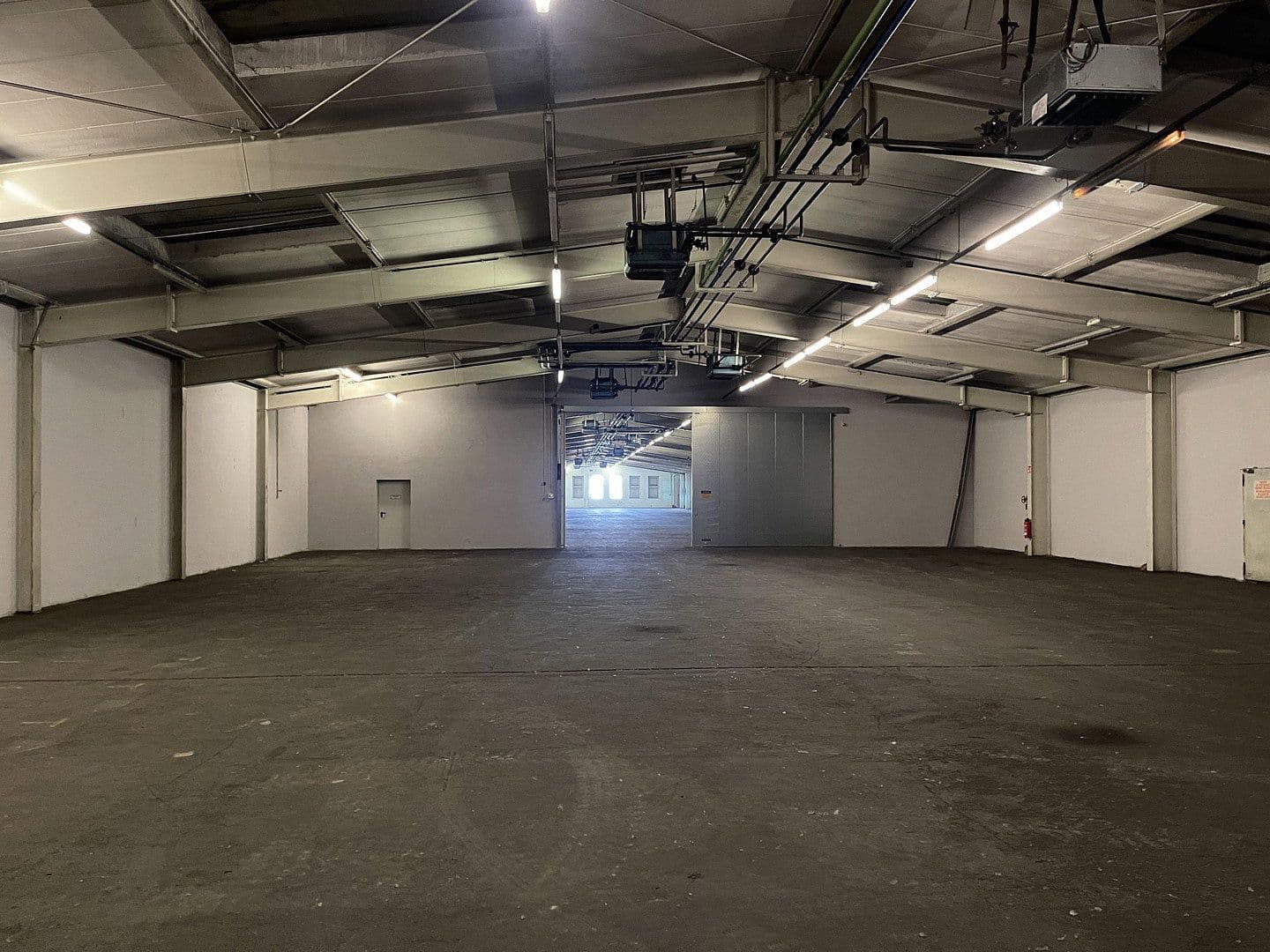 Prenájom nebytového priestoru 2.200 m², Im Gewerbepark 1, Hunderdorf, Bavorsko Prenájom nebytového priestoru 2.200 m², Im Gewerbepark 1, Hunderdorf, Bavorsko