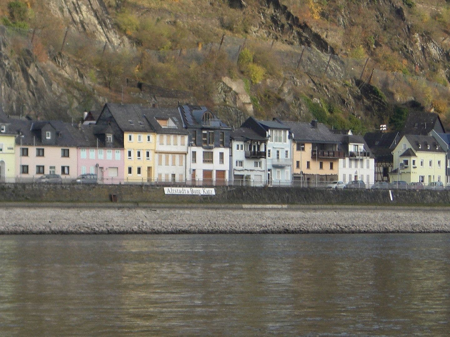 Predaj domu 145 m², pozemek 220 m², Rheinstrasse 28, Sankt Goarshausen, Porýnie-Falcko Predaj domu 145 m², pozemek 220 m², Rheinstrasse 28, Sankt Goarshausen, Porýnie-Falcko
