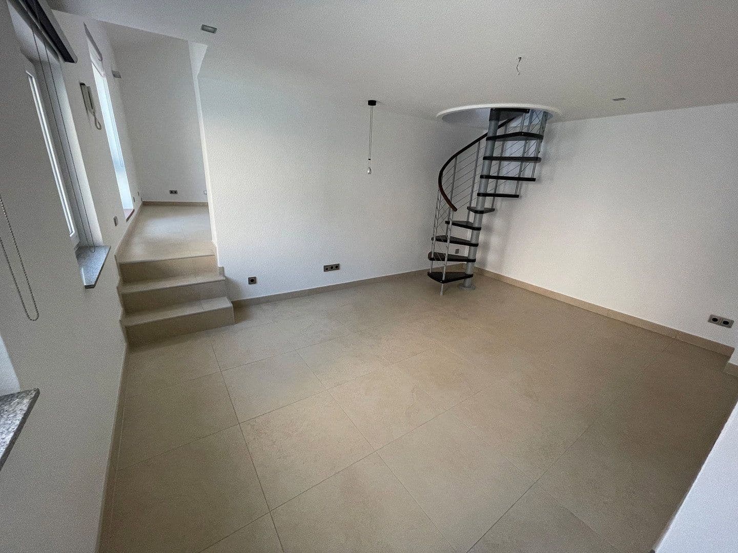 Prenájom bytu 4-izbový 100 m², Hannover, Dolné Sasko Prenájom bytu 4-izbový 100 m², Hannover, Dolné Sasko