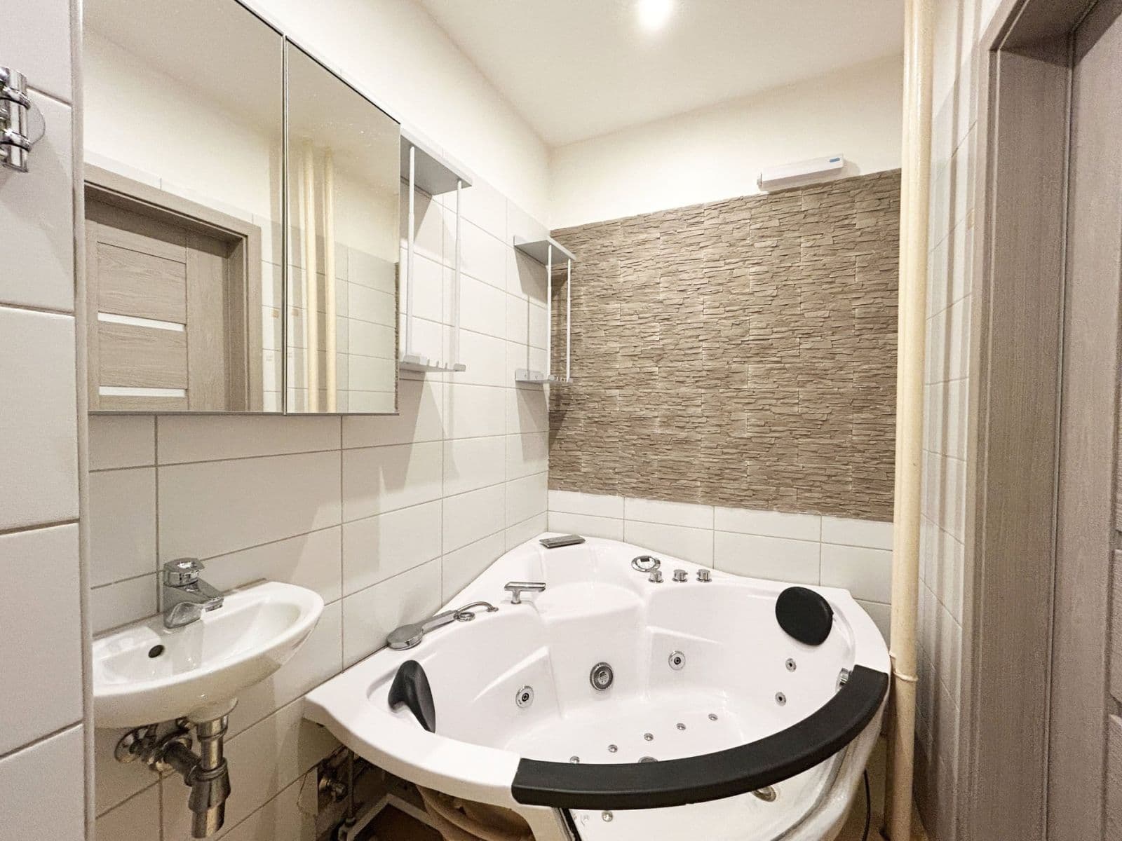 Prenájom bytu 2-izbový 54 m², Poděbradská, Praha, Praha Prenájom bytu 2-izbový 54 m², Poděbradská, Praha, Praha