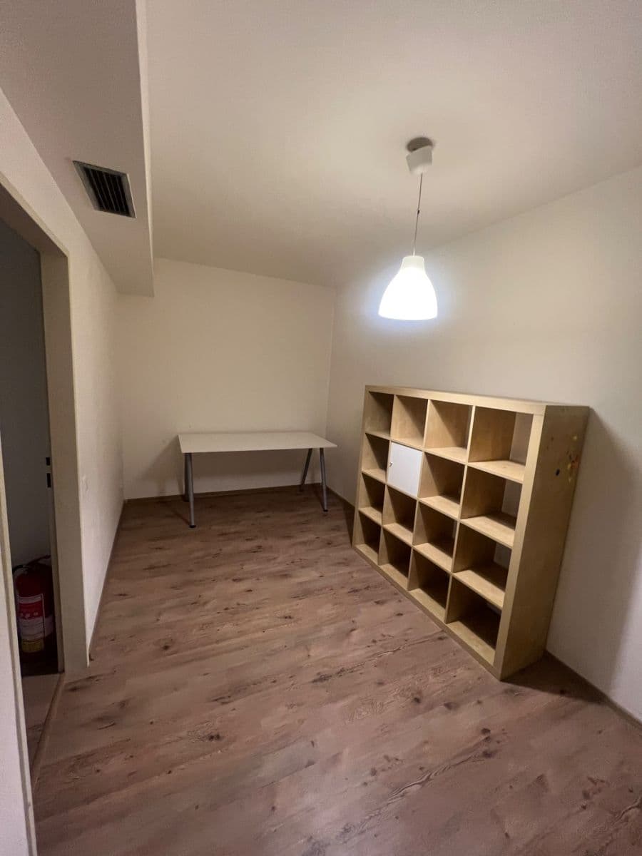 Prenájom nebytového priestoru 12 m², Malešická, Praha, Praha Prenájom nebytového priestoru 12 m², Malešická, Praha, Praha