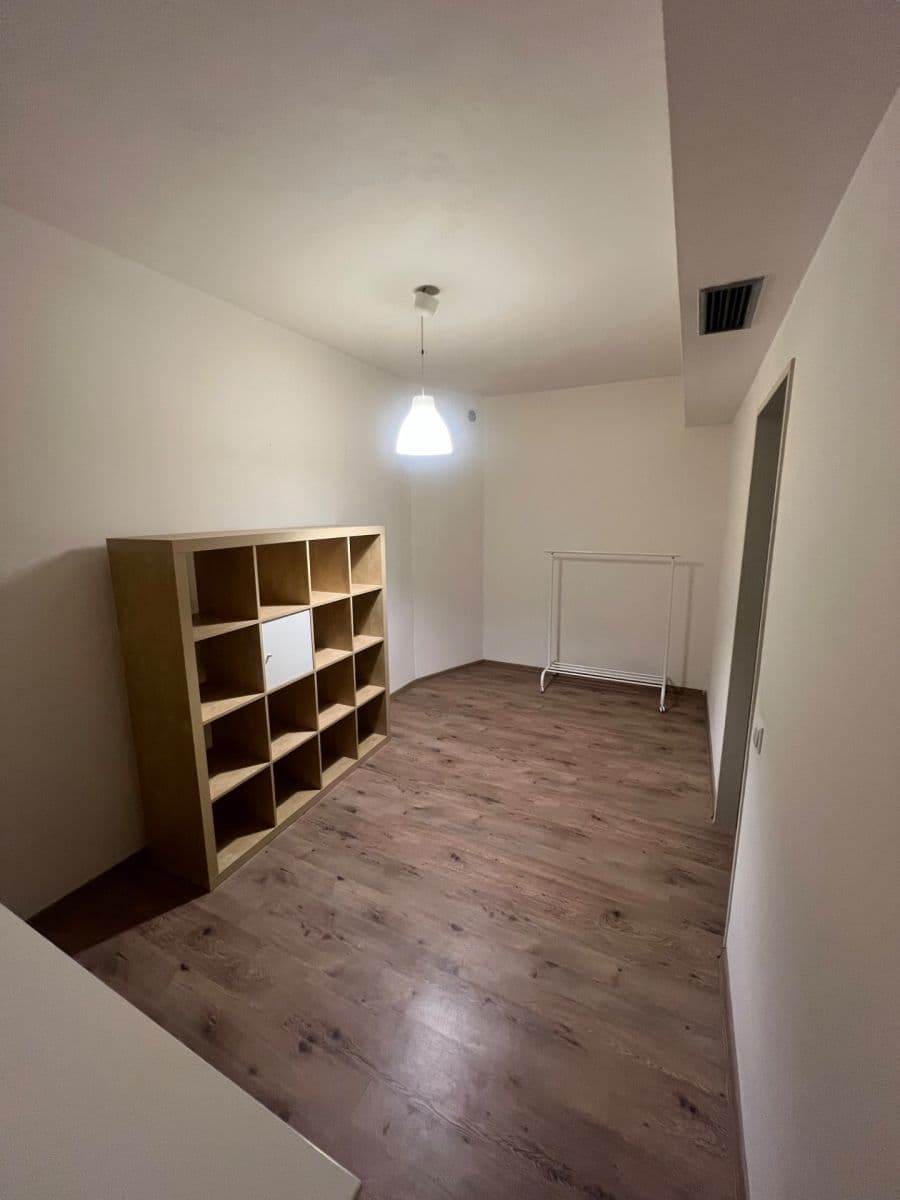 Prenájom nebytového priestoru 12 m², Malešická, Praha, Praha Prenájom nebytového priestoru 12 m², Malešická, Praha, Praha