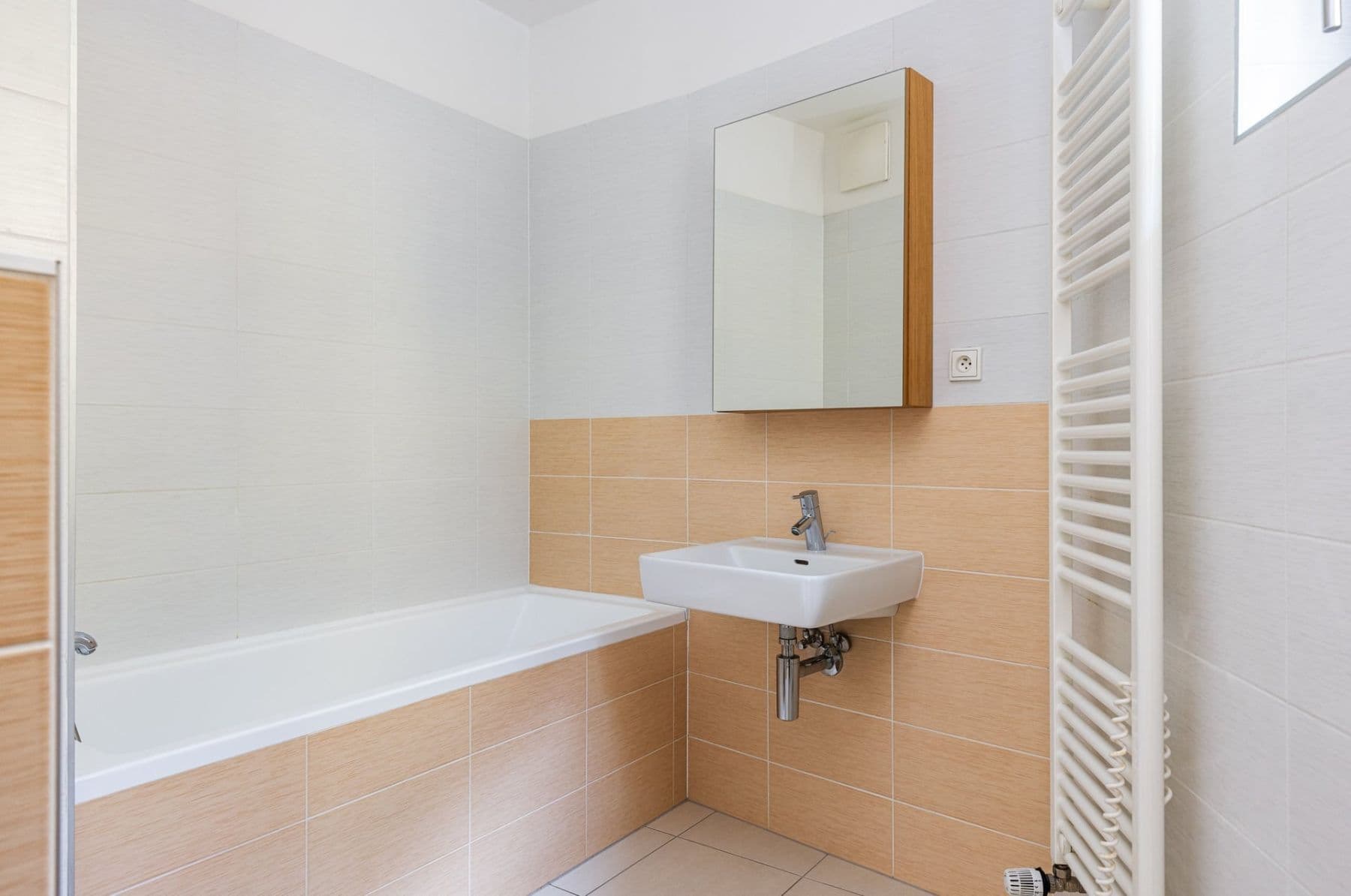 Prenájom bytu 4-izbový 117 m², Jeseniova, Praha, Praha Prenájom bytu 4-izbový 117 m², Jeseniova, Praha, Praha