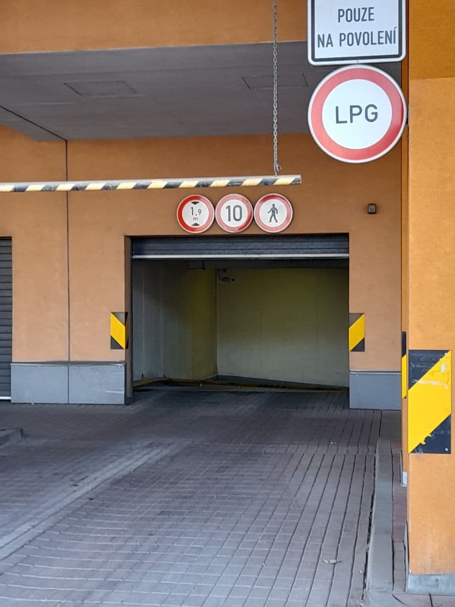 Prenájom garáže 14 m², Poděbradská, Praha, Praha Prenájom garáže 14 m², Poděbradská, Praha, Praha
