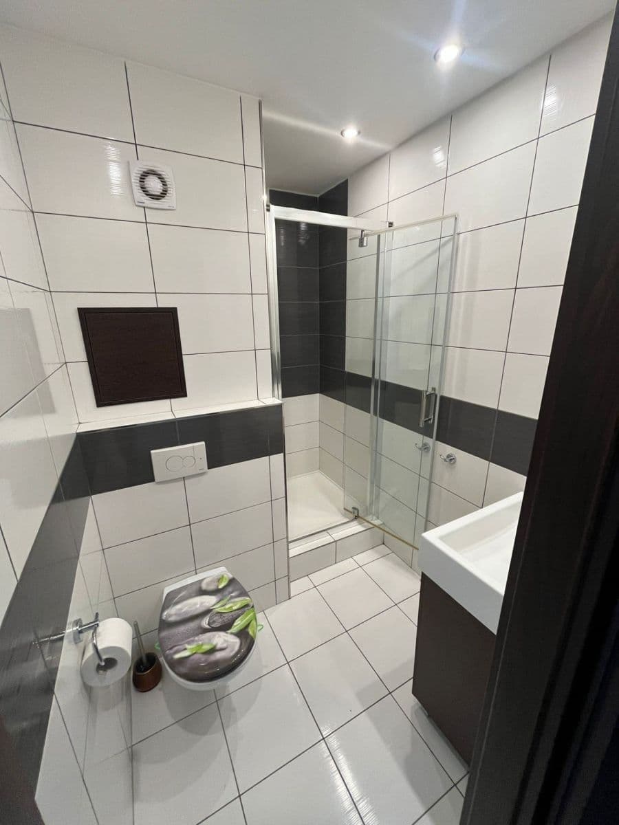 Prenájom bytu 3-izbový 50 m², Adámkova, Chomutov, Ústecký kraj Prenájom bytu 3-izbový 50 m², Adámkova, Chomutov, Ústecký kraj