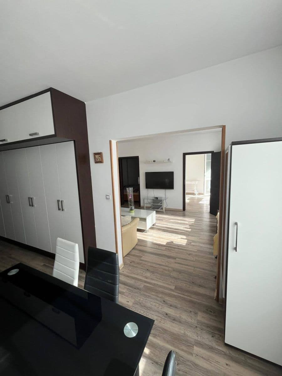 Prenájom bytu 3-izbový 50 m², Adámkova, Chomutov, Ústecký kraj Prenájom bytu 3-izbový 50 m², Adámkova, Chomutov, Ústecký kraj