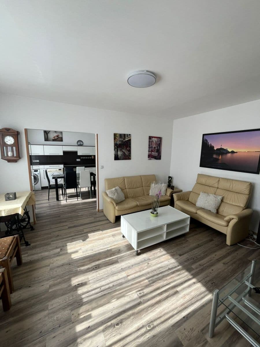 Prenájom bytu 3-izbový 50 m², Adámkova, Chomutov, Ústecký kraj Prenájom bytu 3-izbový 50 m², Adámkova, Chomutov, Ústecký kraj