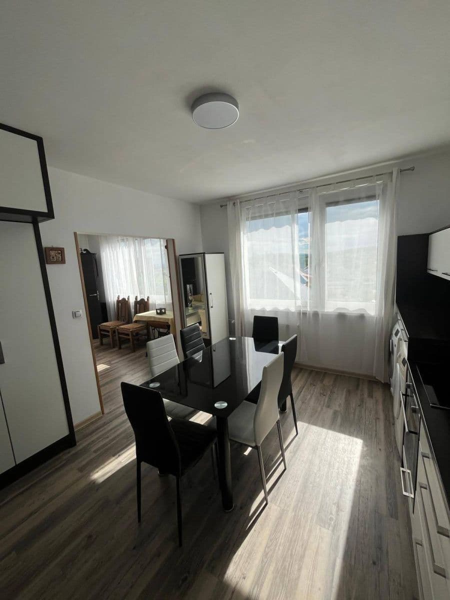 Prenájom bytu 3-izbový 50 m², Adámkova, Chomutov, Ústecký kraj Prenájom bytu 3-izbový 50 m², Adámkova, Chomutov, Ústecký kraj