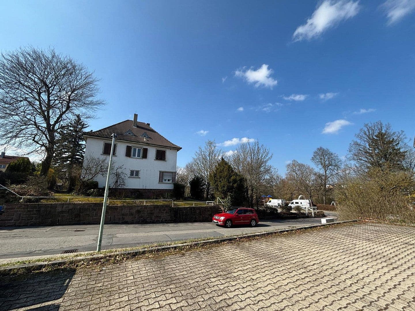Predaj domu 176 m², pozemek 851 m², Präs.-Wittemann-Str. 13, Buchen (Odenwald), Bádensko-Wurttembersko Predaj domu 176 m², pozemek 851 m², Präs.-Wittemann-Str. 13, Buchen (Odenwald), Bádensko-Wurttembersko