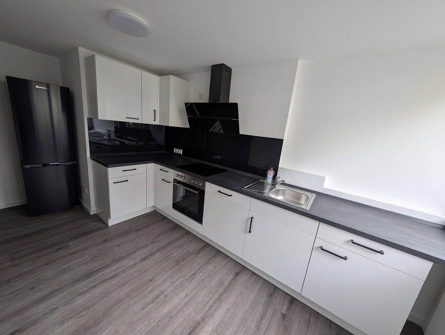 Prenájom bytu 4-izbový 105 m², Luxemburger Str.259, Köln, Severné Porýnie - Westfálsko Prenájom bytu 4-izbový 105 m², Luxemburger Str.259, Köln, Severné Porýnie - Westfálsko