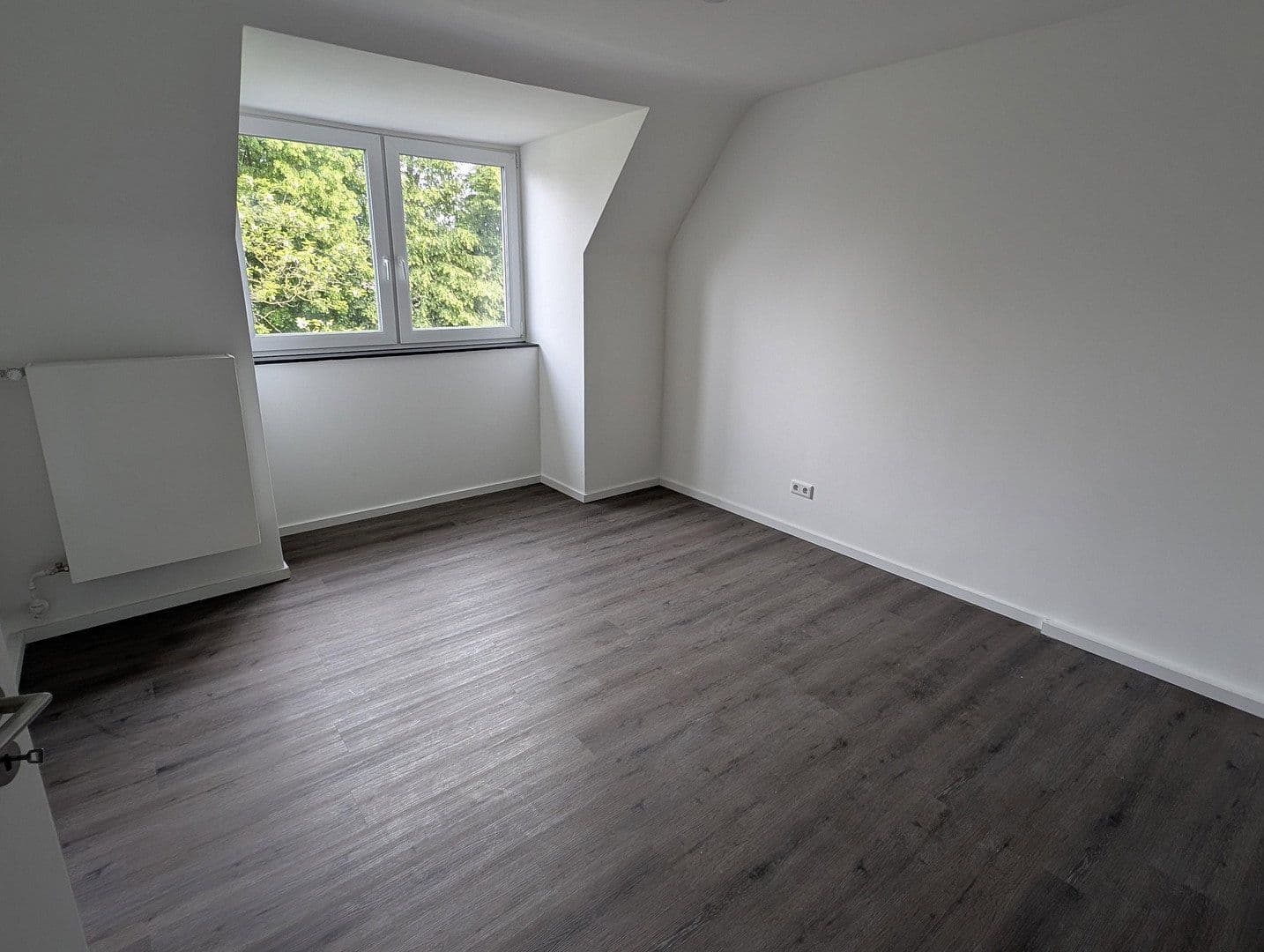 Prenájom bytu 4-izbový 105 m², Luxemburger Str.259, Köln, Severné Porýnie - Westfálsko Prenájom bytu 4-izbový 105 m², Luxemburger Str.259, Köln, Severné Porýnie - Westfálsko