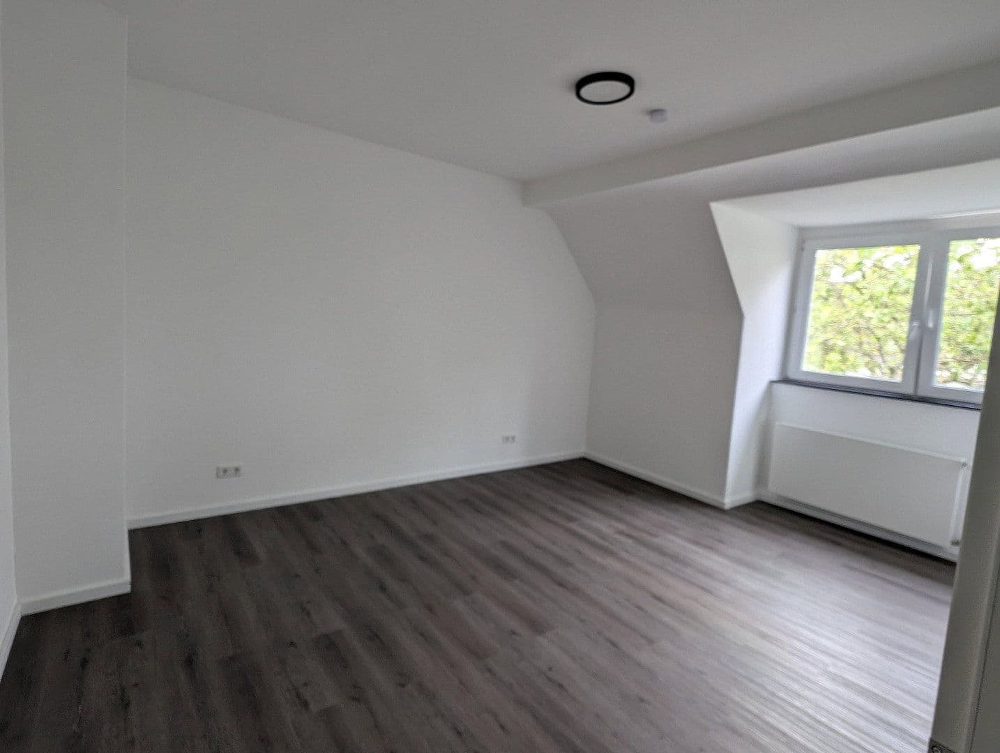 Prenájom bytu 4-izbový 105 m², Luxemburger Str.259, Köln, Severné Porýnie - Westfálsko Prenájom bytu 4-izbový 105 m², Luxemburger Str.259, Köln, Severné Porýnie - Westfálsko