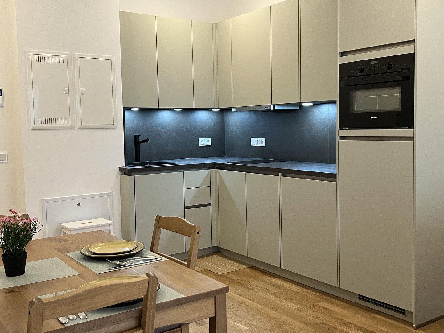 Prenájom bytu 2-izbový 40 m², Hohenstaufenstraße 9, Berlin, Berlín Prenájom bytu 2-izbový 40 m², Hohenstaufenstraße 9, Berlin, Berlín