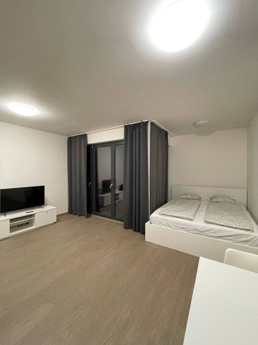 Prenájom bytu 1-izbový 40 m², Vojenova, Praha, Praha Prenájom bytu 1-izbový 40 m², Vojenova, Praha, Praha