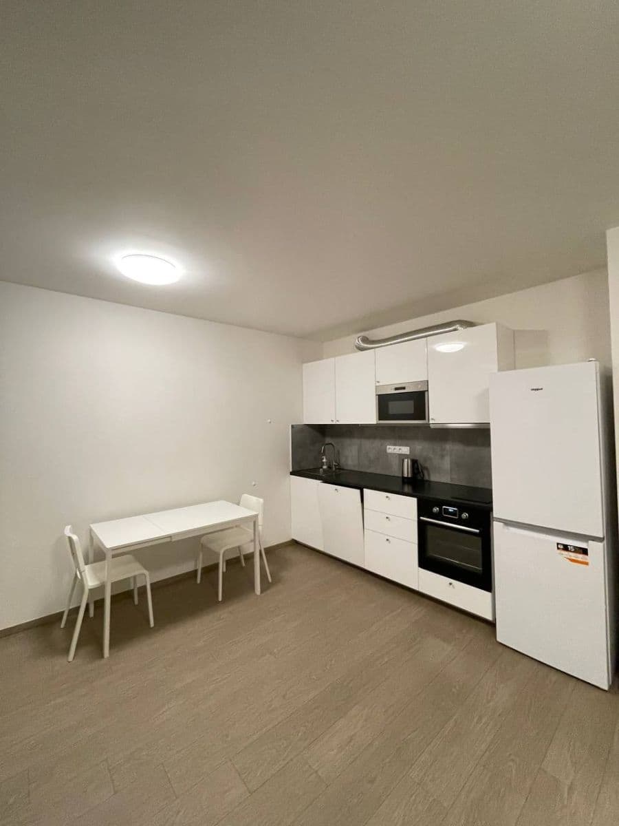 Prenájom bytu 1-izbový 40 m², Vojenova, Praha, Praha Prenájom bytu 1-izbový 40 m², Vojenova, Praha, Praha