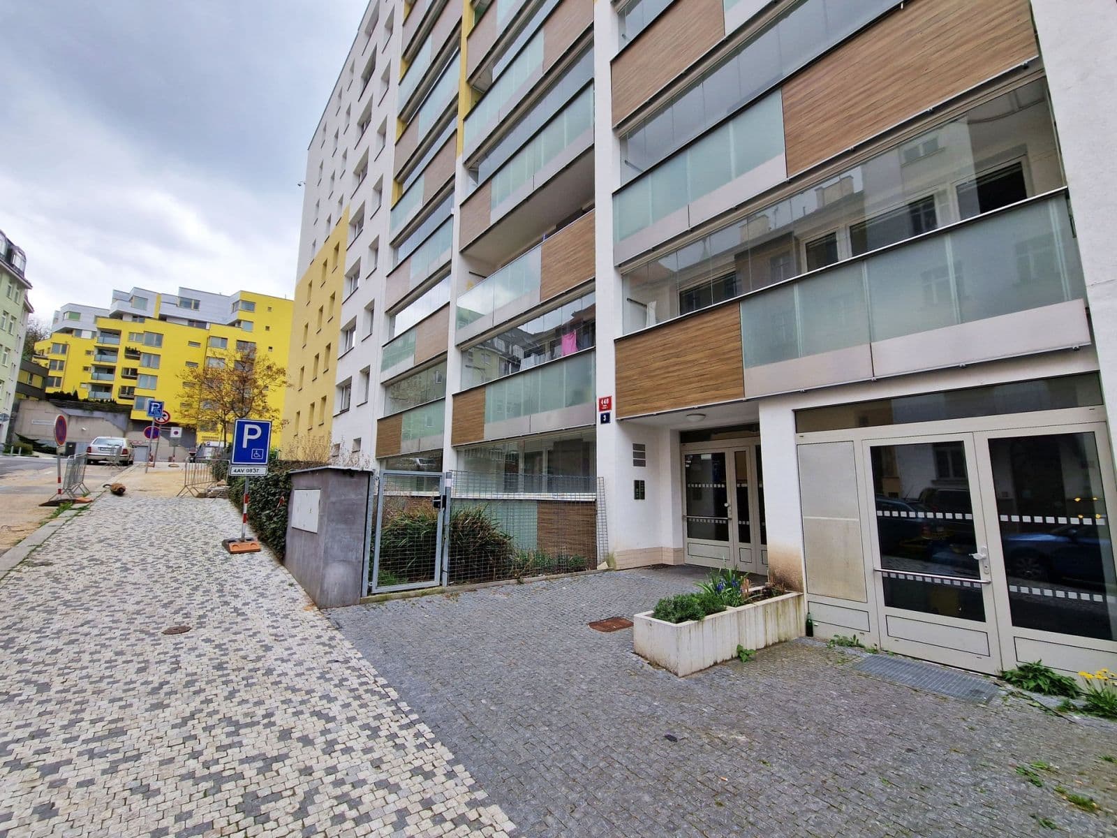 Prenájom bytu 3-izbový 76 m², Ostromečská, Praha, Praha Prenájom bytu 3-izbový 76 m², Ostromečská, Praha, Praha