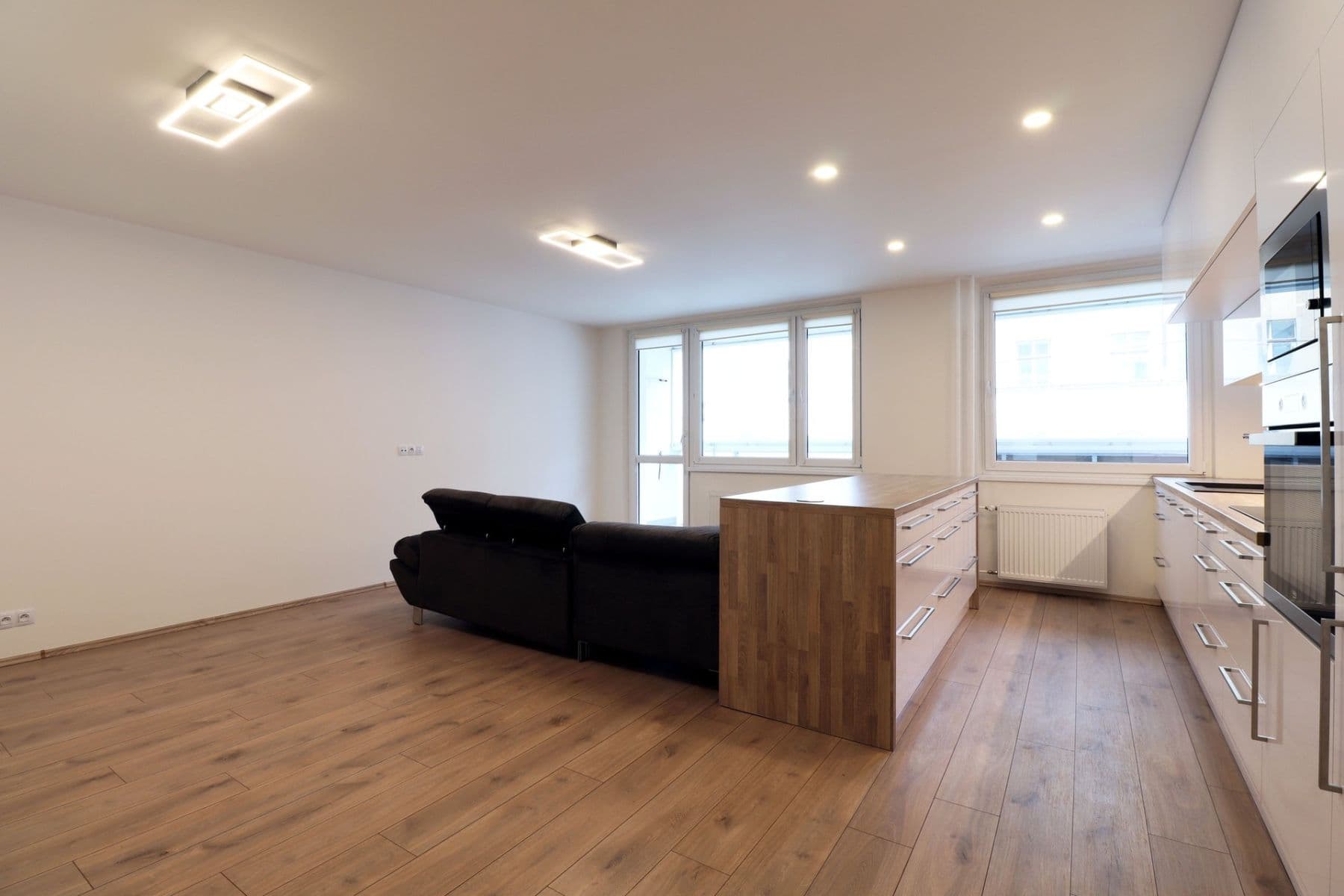 Prenájom bytu 3-izbový 76 m², Ostromečská, Praha, Praha Prenájom bytu 3-izbový 76 m², Ostromečská, Praha, Praha
