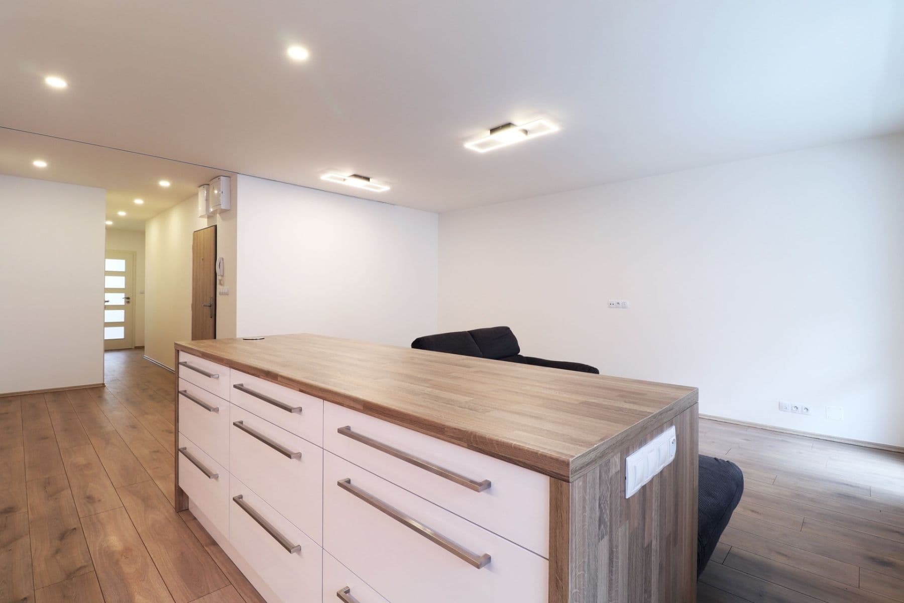 Prenájom bytu 3-izbový 76 m², Ostromečská, Praha, Praha Prenájom bytu 3-izbový 76 m², Ostromečská, Praha, Praha