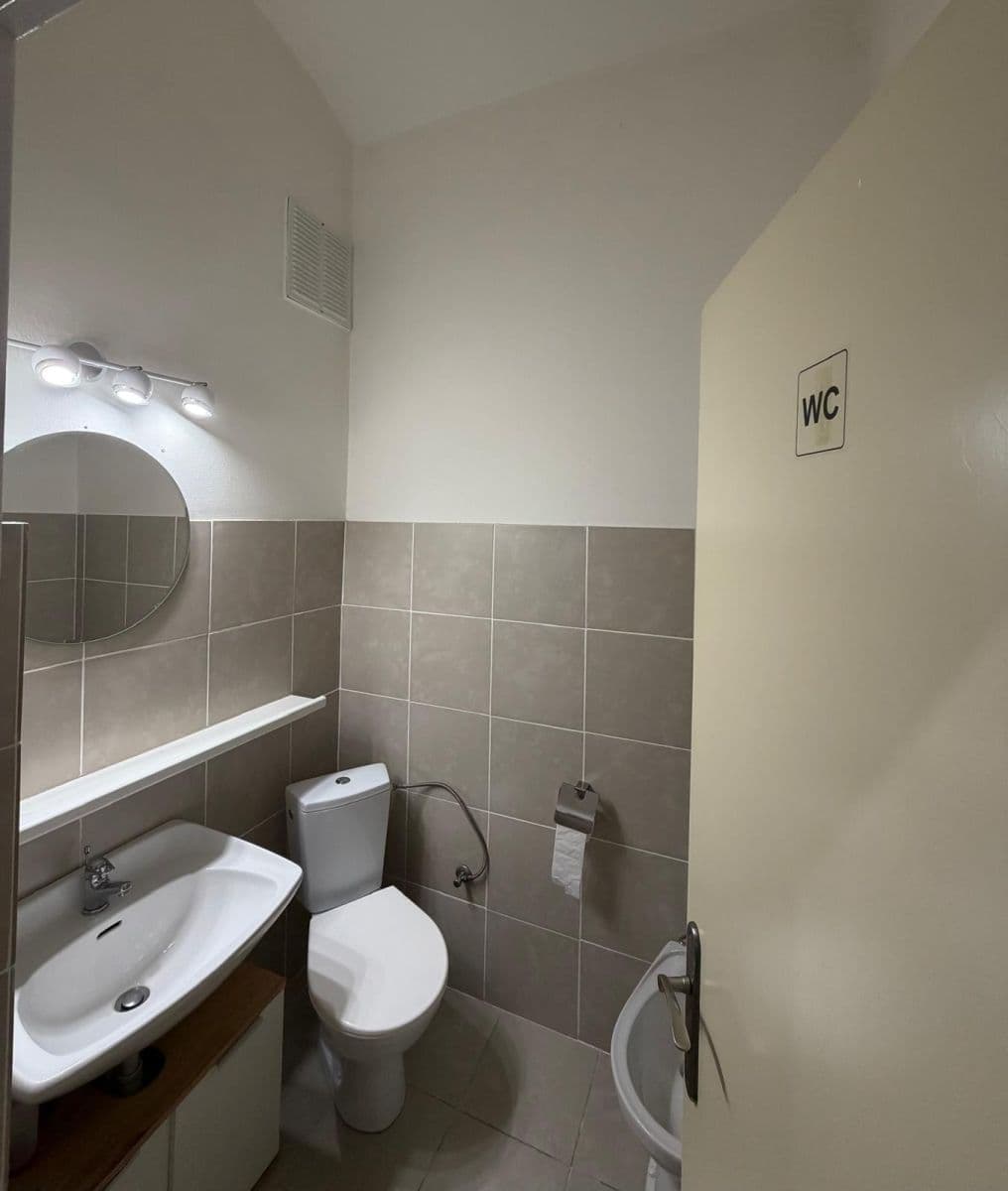 Prenájom nebytového priestoru 54 m², Vozová, Praha, Praha Prenájom nebytového priestoru 54 m², Vozová, Praha, Praha