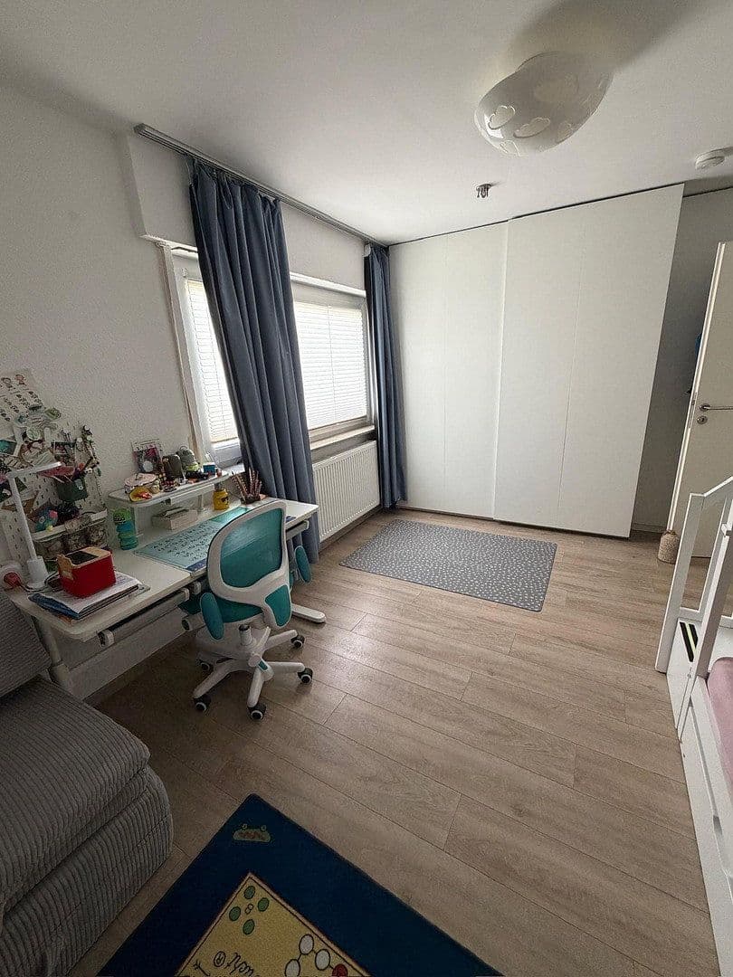 Prenájom bytu 4-izbový 100 m², Leinfelden-Echterdingen, Bádensko-Wurttembersko Prenájom bytu 4-izbový 100 m², Leinfelden-Echterdingen, Bádensko-Wurttembersko