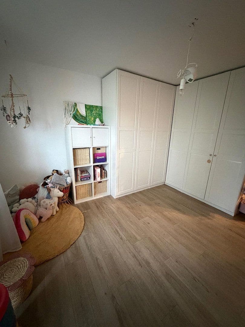 Prenájom bytu 4-izbový 100 m², Leinfelden-Echterdingen, Bádensko-Wurttembersko Prenájom bytu 4-izbový 100 m², Leinfelden-Echterdingen, Bádensko-Wurttembersko