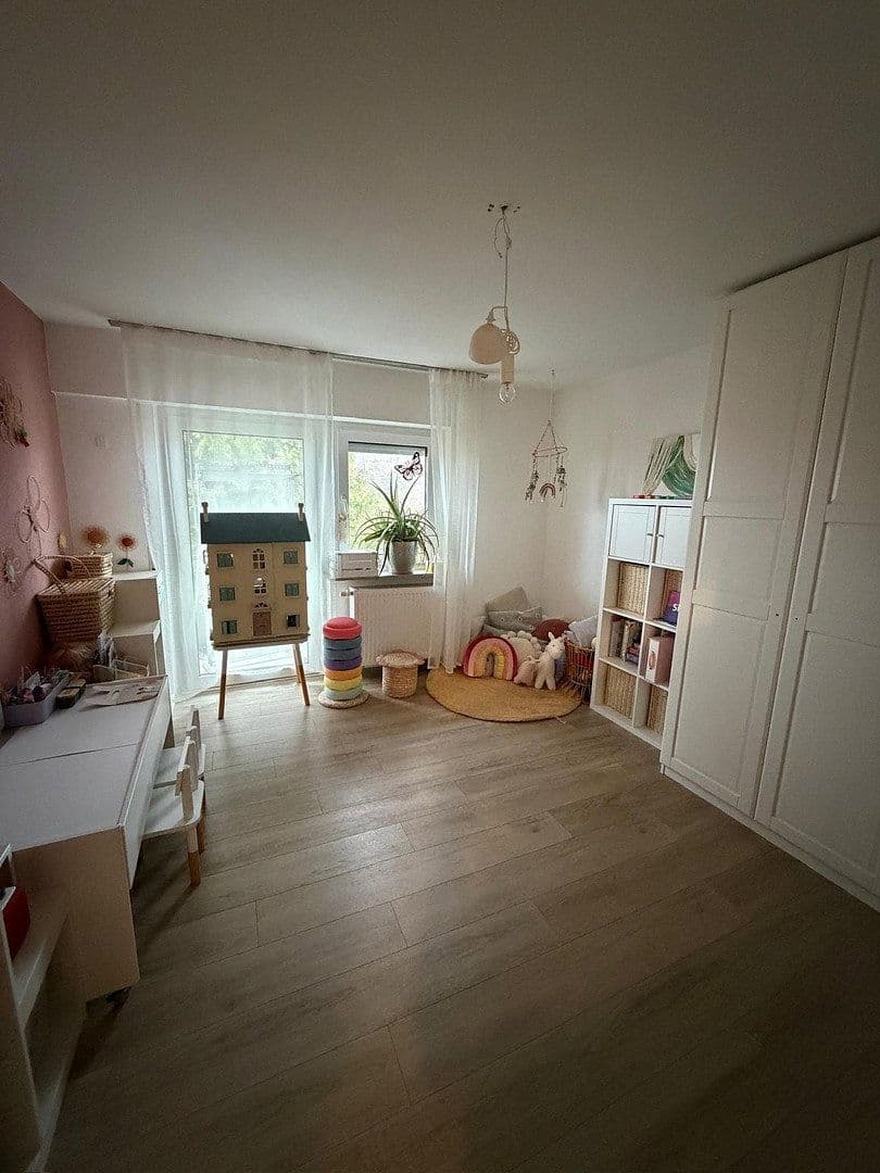 Prenájom bytu 4-izbový 100 m², Leinfelden-Echterdingen, Bádensko-Wurttembersko Prenájom bytu 4-izbový 100 m², Leinfelden-Echterdingen, Bádensko-Wurttembersko