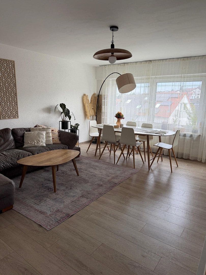 Prenájom bytu 4-izbový 100 m², Leinfelden-Echterdingen, Bádensko-Wurttembersko Prenájom bytu 4-izbový 100 m², Leinfelden-Echterdingen, Bádensko-Wurttembersko