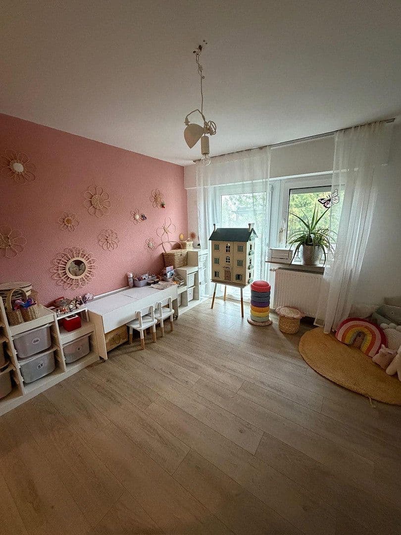 Prenájom bytu 4-izbový 100 m², Leinfelden-Echterdingen, Bádensko-Wurttembersko Prenájom bytu 4-izbový 100 m², Leinfelden-Echterdingen, Bádensko-Wurttembersko