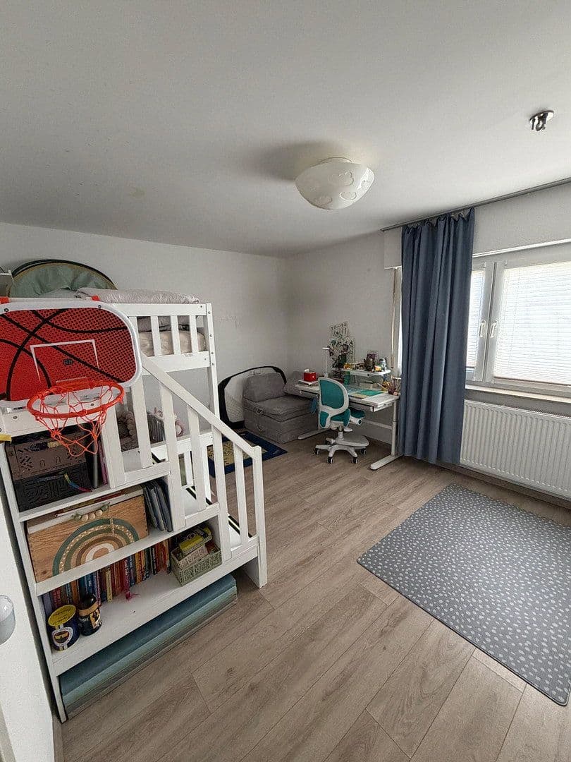 Prenájom bytu 4-izbový 100 m², Leinfelden-Echterdingen, Bádensko-Wurttembersko Prenájom bytu 4-izbový 100 m², Leinfelden-Echterdingen, Bádensko-Wurttembersko