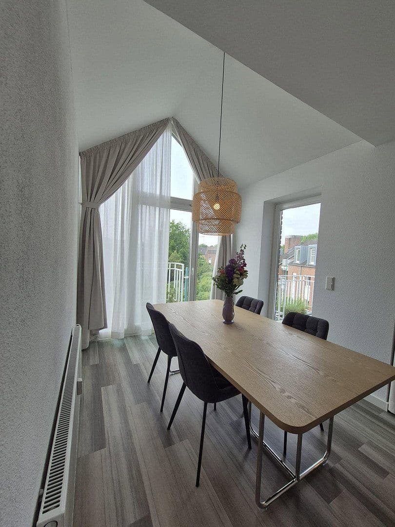 Prenájom bytu 2-izbový 68 m², Düsseldorf, Severné Porýnie - Westfálsko Prenájom bytu 2-izbový 68 m², Düsseldorf, Severné Porýnie - Westfálsko