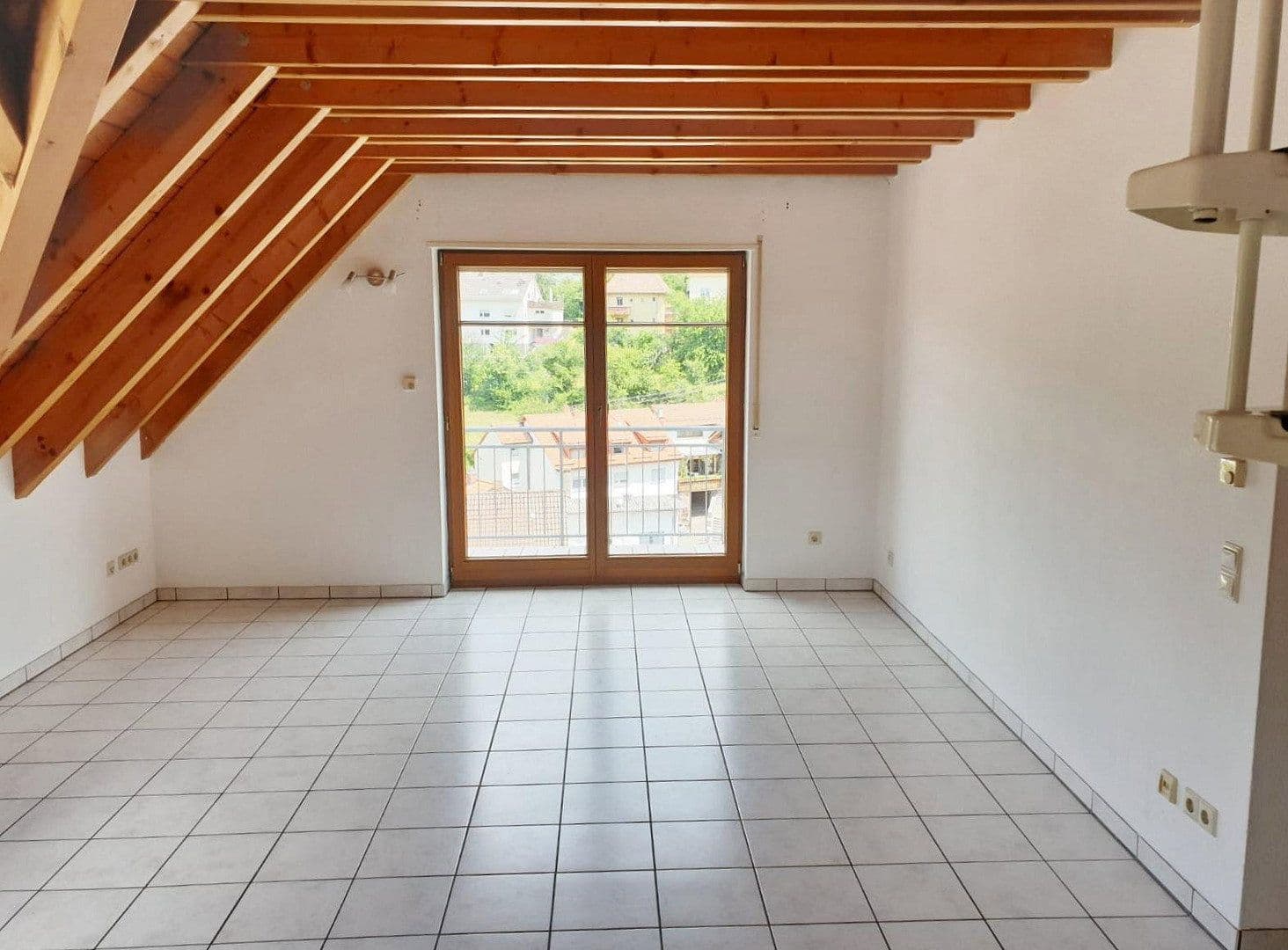 Prenájom bytu 3-izbový 80 m², Schriesheim, Bádensko-Wurttembersko Prenájom bytu 3-izbový 80 m², Schriesheim, Bádensko-Wurttembersko