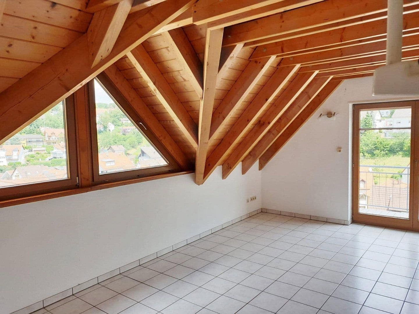 Prenájom bytu 3-izbový 80 m², Schriesheim, Bádensko-Wurttembersko Prenájom bytu 3-izbový 80 m², Schriesheim, Bádensko-Wurttembersko