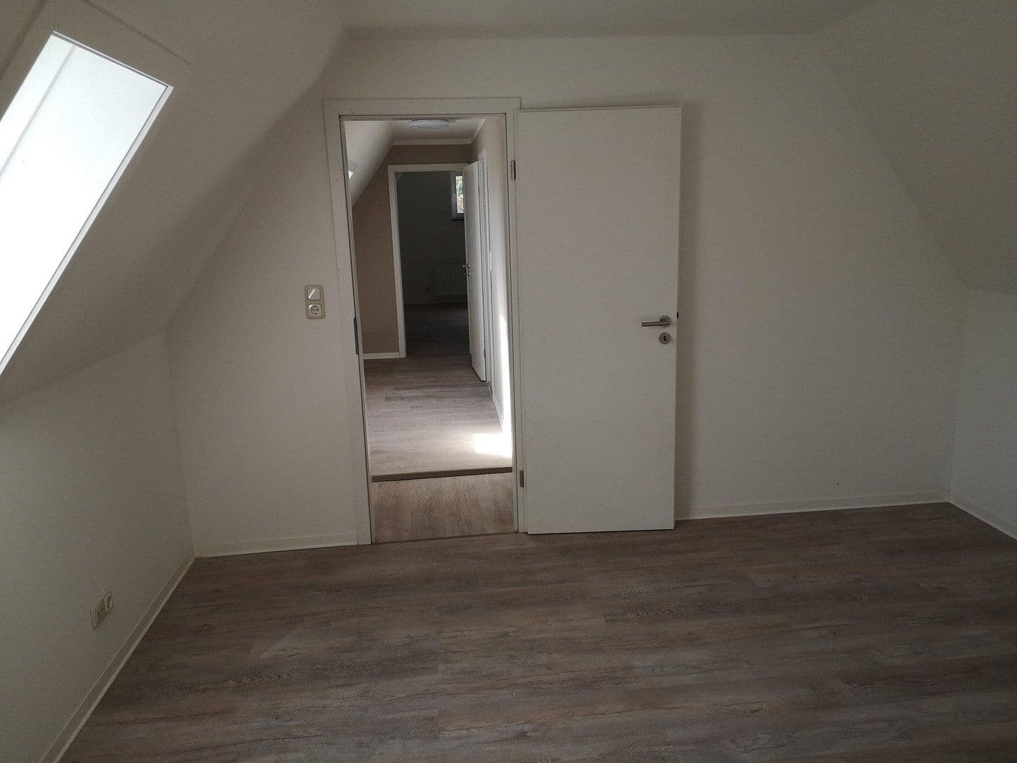 Prenájom bytu 5-izbový 125 m², Steinrader Damm 89, Lübeck, Šlezvicko-Holštajnsko Prenájom bytu 5-izbový 125 m², Steinrader Damm 89, Lübeck, Šlezvicko-Holštajnsko