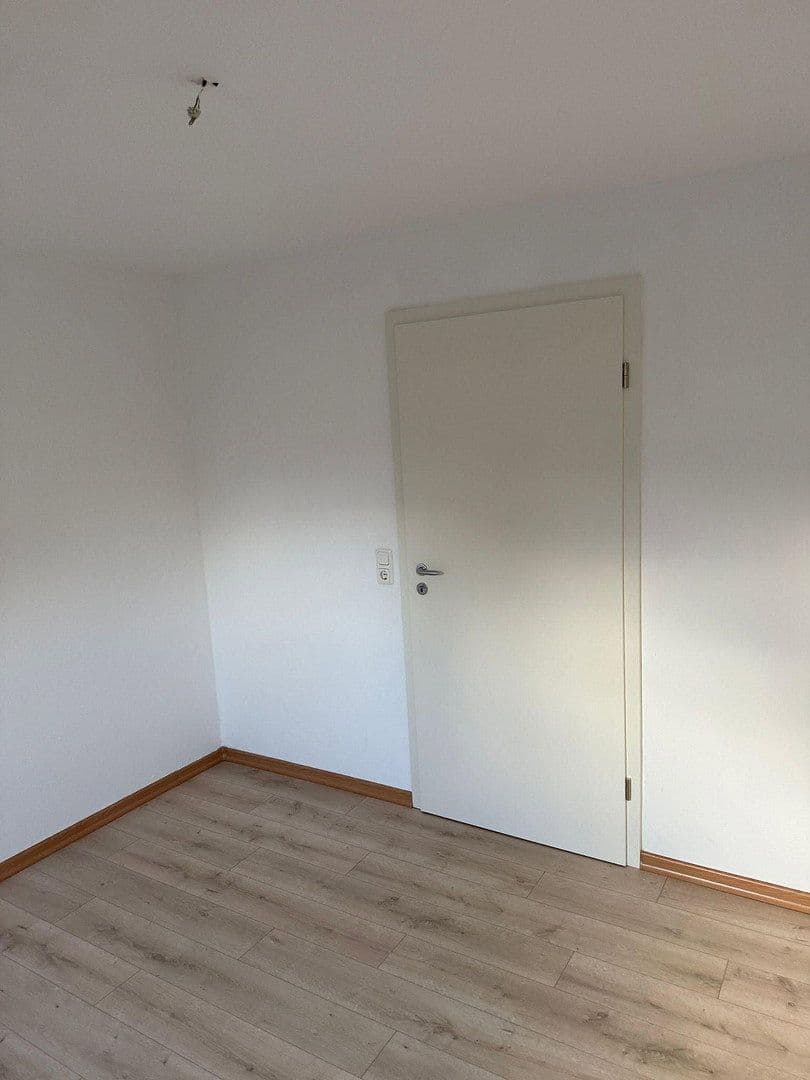 Prenájom bytu 3-izbový 70 m², Am Stadtgarten, Königswinter, Severné Porýnie - Westfálsko Prenájom bytu 3-izbový 70 m², Am Stadtgarten, Königswinter, Severné Porýnie - Westfálsko