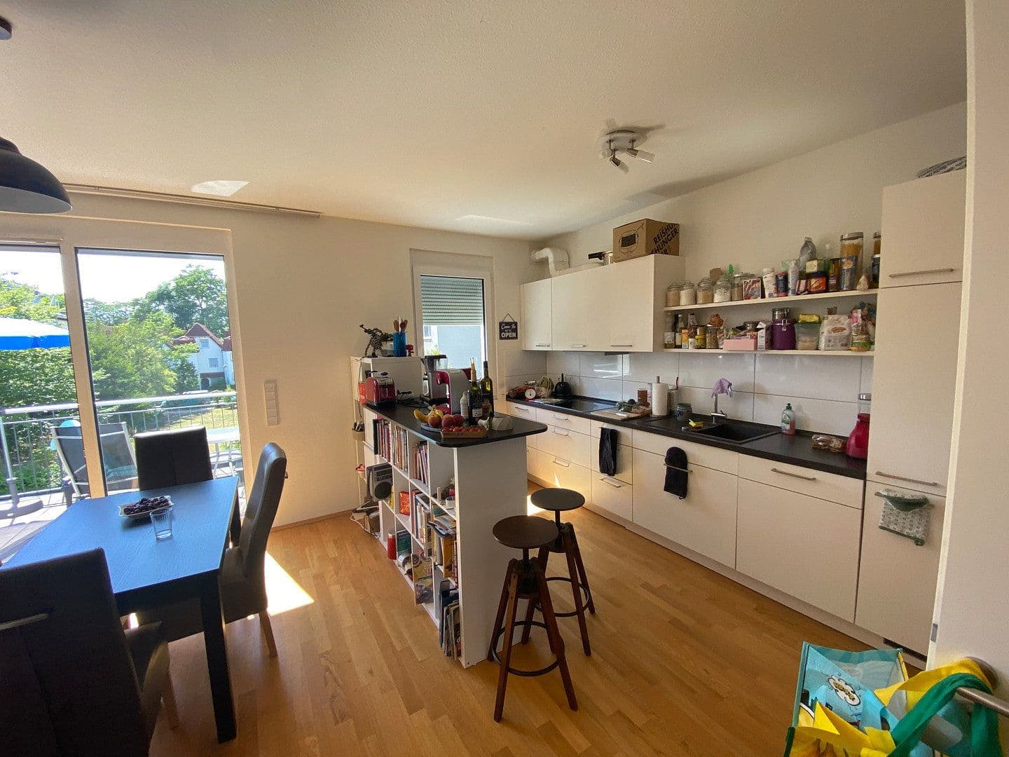 Prenájom bytu 3-izbový 90 m², Nusszeil 74, Frankfurt, Hesensko Prenájom bytu 3-izbový 90 m², Nusszeil 74, Frankfurt, Hesensko