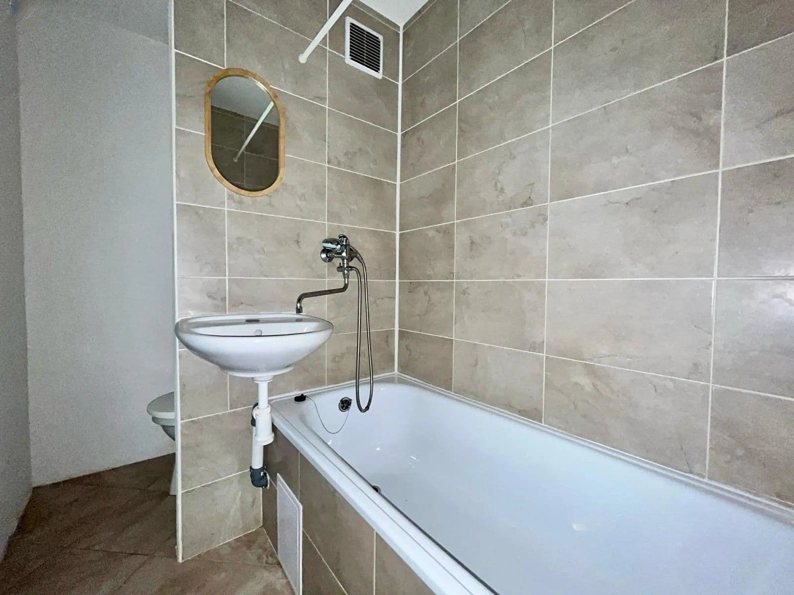 Predaj bytu 1-izbový 34 m², Bezejmenná, Bílina, Ústecký kraj Predaj bytu 1-izbový 34 m², Bezejmenná, Bílina, Ústecký kraj