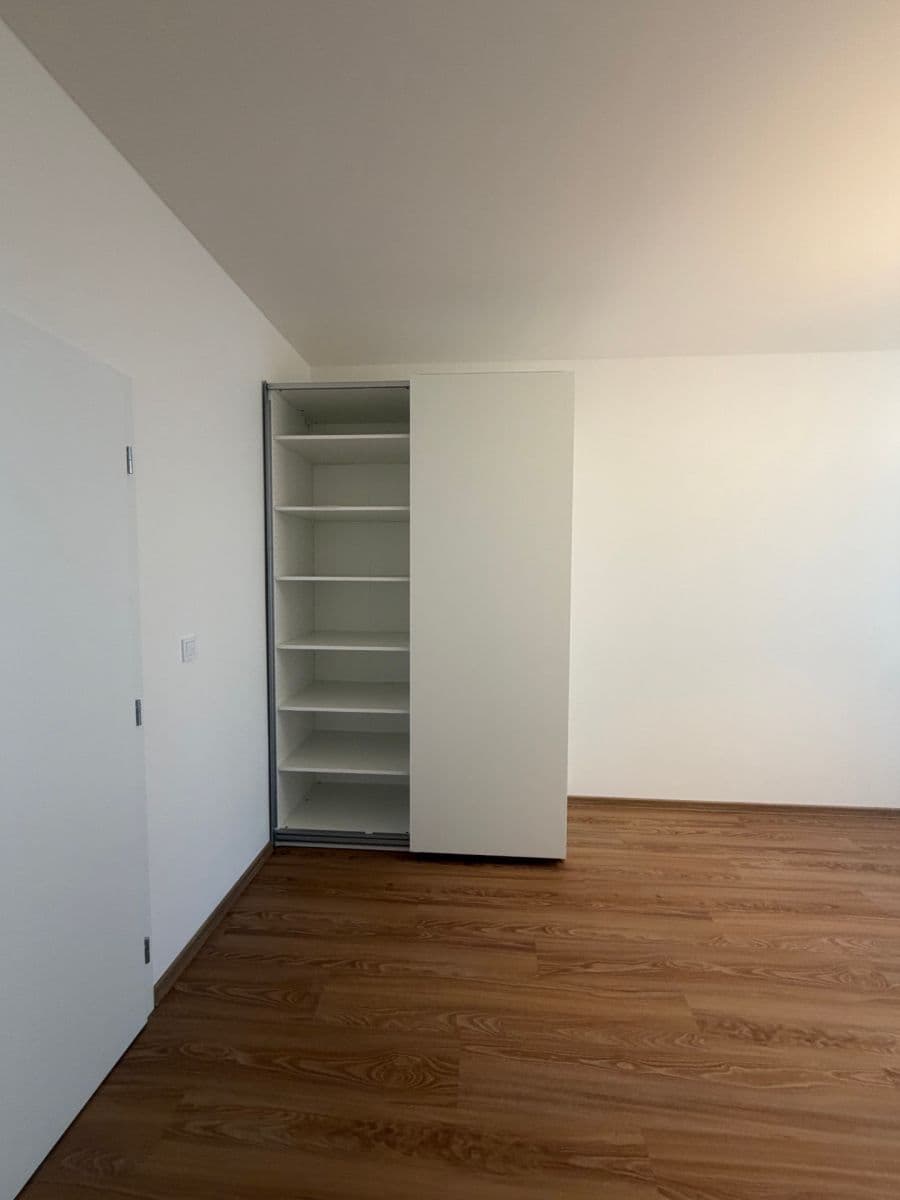 Prenájom bytu 3-izbový 87 m², U Jezerky, Praha, Praha Prenájom bytu 3-izbový 87 m², U Jezerky, Praha, Praha