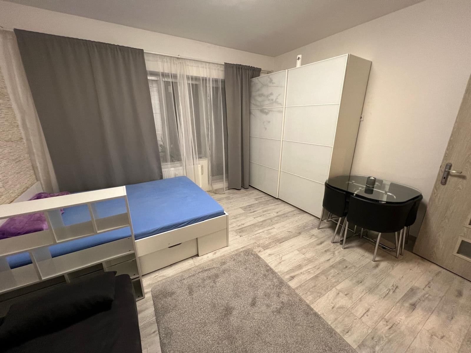 Prenájom bytu 1-izbový 36 m², Krakovská, Praha, Praha Prenájom bytu 1-izbový 36 m², Krakovská, Praha, Praha