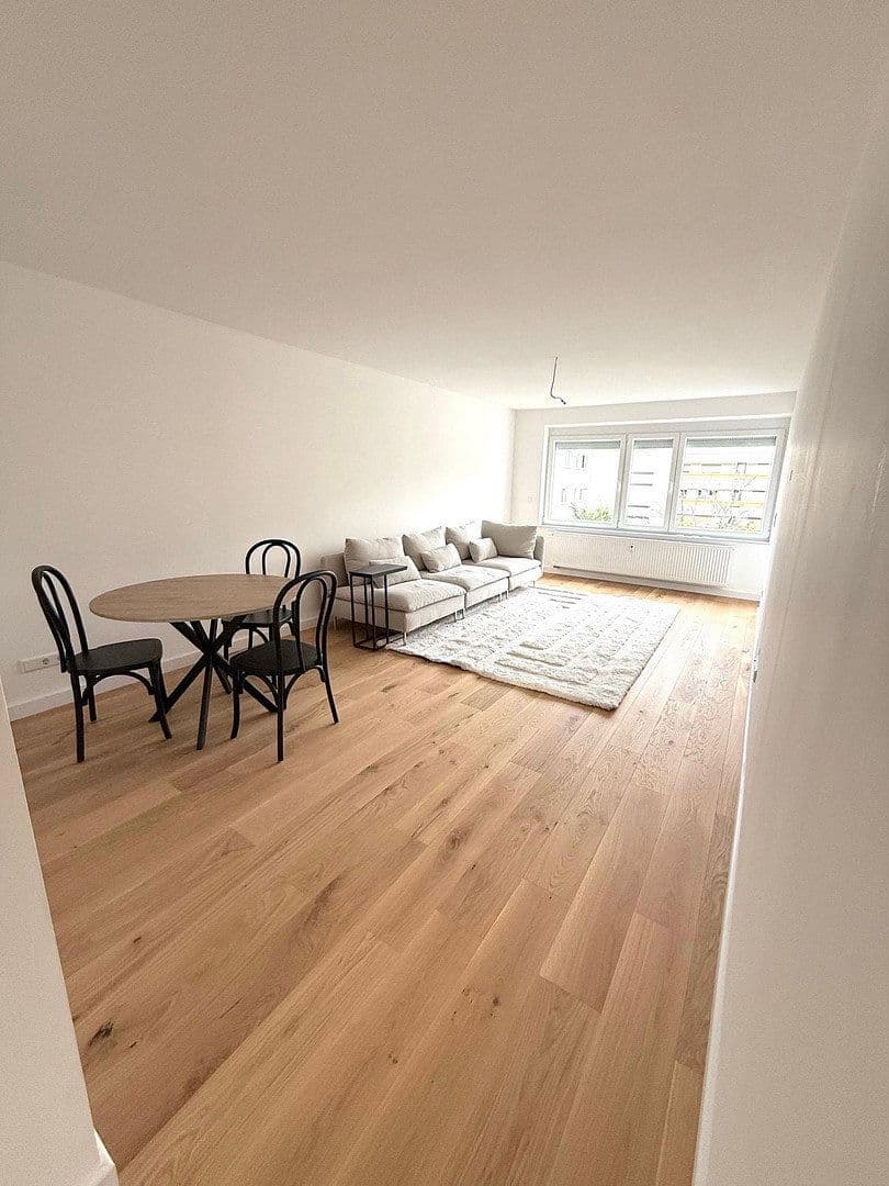 Prenájom bytu 3-izbový 91 m², Esslingen am Neckar, Bádensko-Wurttembersko Prenájom bytu 3-izbový 91 m², Esslingen am Neckar, Bádensko-Wurttembersko