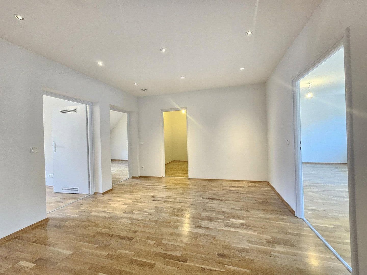 Prenájom bytu 3-izbový 92 m², Kreuzstraße 11, München, Bavorsko Prenájom bytu 3-izbový 92 m², Kreuzstraße 11, München, Bavorsko