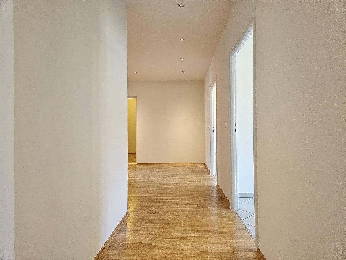 Prenájom bytu 3-izbový 92 m², Kreuzstraße 11, München, Bavorsko Prenájom bytu 3-izbový 92 m², Kreuzstraße 11, München, Bavorsko