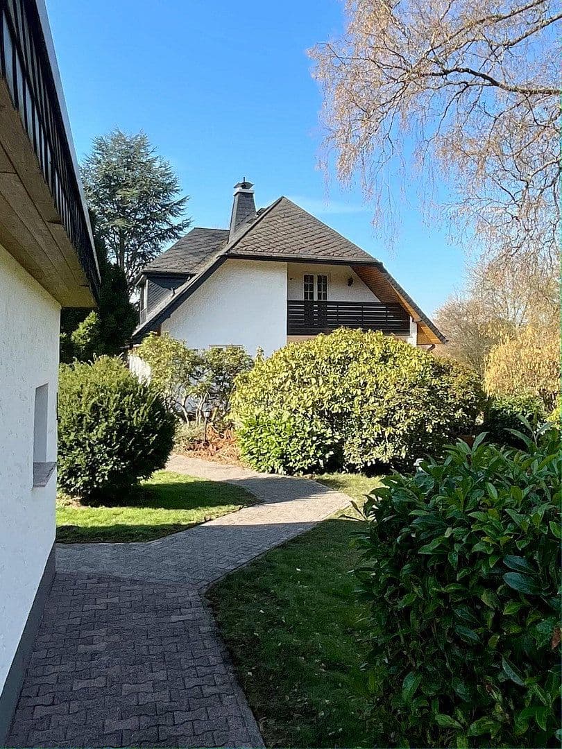 Predaj domu 247 m², pozemek 2.504 m², Niedernhausen, Hesensko Predaj domu 247 m², pozemek 2.504 m², Niedernhausen, Hesensko